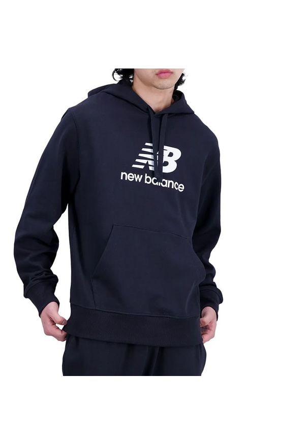 Bluza New Balance MT31537BK - czarna. Okazja: na co dzień. Typ kołnierza: kaptur. Kolor: czarny. Materiał: poliester, bawełna. Styl: klasyczny, casual