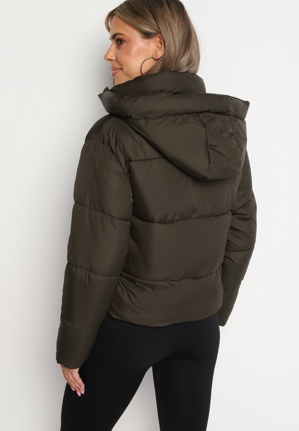 Born2be - Ciemnozielona Pikowana Kurtka Puffer z Kapturem Miviera. Okazja: na co dzień, do pracy, na spotkanie biznesowe. Typ kołnierza: kaptur. Kolor: zielony. Materiał: jeans. Sezon: zima. Styl: casual, elegancki, biznesowy