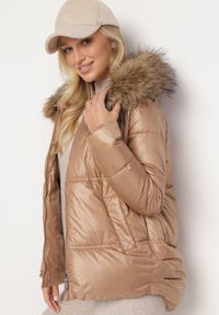 Born2be - Ciemnobeżowa Kurtka Pikowana z Kapturem z Odpinanym Futerkiem i Dłuższym Tyłem Clorina. Okazja: na co dzień. Typ kołnierza: kaptur. Kolor: brązowy. Materiał: futro. Długość: długie. Wzór: aplikacja. Styl: klasyczny, casual, elegancki #3