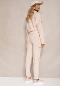 Renee - Beżowy Komplet Dresowy z Bluzą ze Stójką i Spodniami Typu Jogger Ozdobiony Kieszeniami Riadara. Kolor: beżowy. Materiał: dresówka. Wzór: aplikacja #3