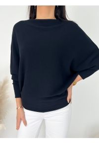 ModnaKiecka.pl - Czarny Sweterek Nietoperz 9430-212-A. Okazja: do pracy, na co dzień. Kolor: czarny. Materiał: wiskoza, nylon, poliester. Wzór: jednolity. Styl: casual, klasyczny #1