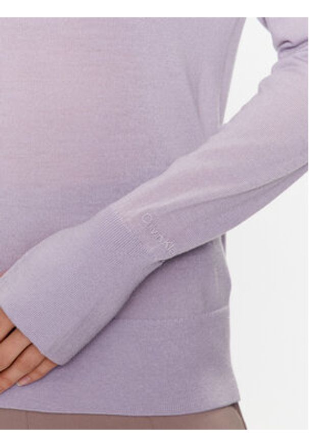 Calvin Klein Sweter K20K205777 Fioletowy Regular Fit. Kolor: fioletowy. Materiał: wełna