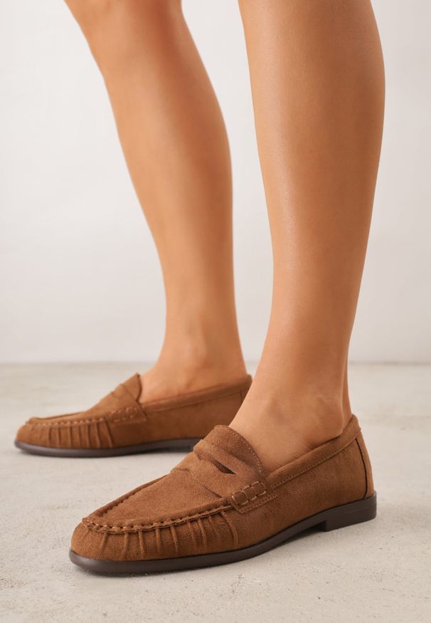 Renee - Jasnobrązowe Mokasyny VICES ze Skórzaną Wkładką i Marszczeniem przy Nosku Ananora. Kolor: brązowy. Materiał: skóra. Styl: klasyczny, elegancki