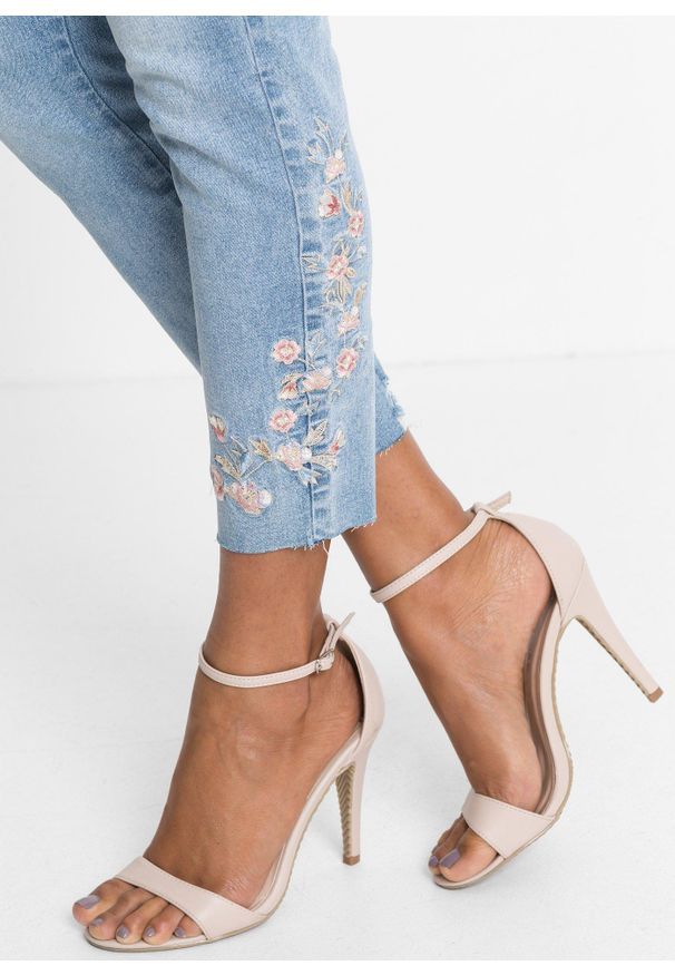 bonprix - Jeansy skinny, średni stan, krótsza nogawka. Kolor: niebieski. Długość: krótkie. Wzór: kwiaty, haft
