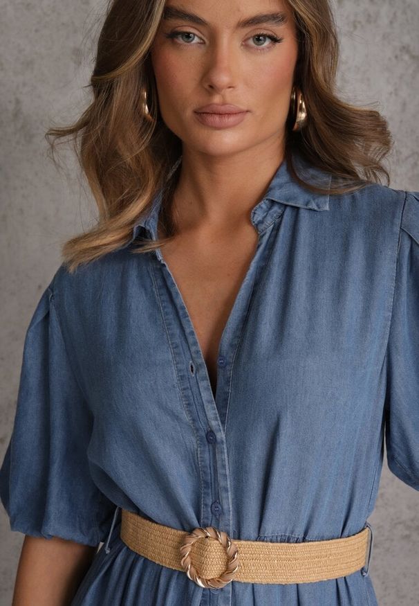 Renee - Jasnoniebieska Koszulowa Sukienka z Wiskozą Paskiem z Plecionki i Bufkami Nedara. Okazja: na co dzień. Kolor: niebieski. Materiał: wiskoza. Typ sukienki: koszulowe. Styl: casual