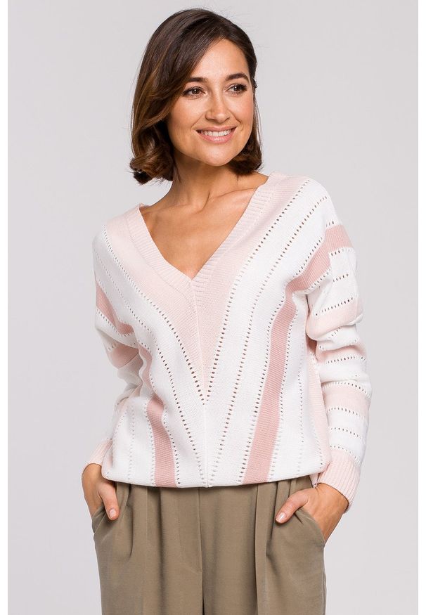e-margeritka - Sweter oversize z dekoltem różowy - l/xl. Kolor: różowy. Materiał: akryl, materiał. Długość: krótkie. Wzór: ze splotem, ażurowy