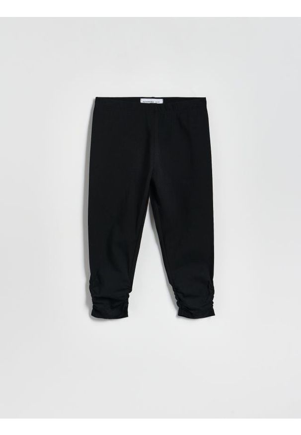 Reserved - Krótkie legginsy z marszczeniem - czarny. Kolor: czarny. Materiał: bawełna. Długość: krótkie
