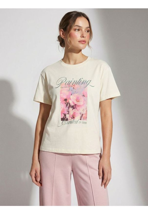 Sinsay - Bawełniana koszulka z nadrukiem - kremowy. Kolor: kremowy. Materiał: bawełna. Wzór: nadruk