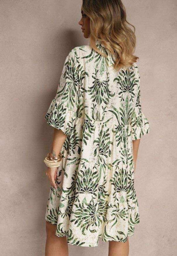 Renee - Zielono-Beżowa Sukienka z Lnem o Rozkloszowanym Kroju Zdobiona Metalicznym Nadrukiem Filinwena. Typ kołnierza: dekolt w serek. Kolor: zielony. Materiał: len. Wzór: nadruk, aplikacja