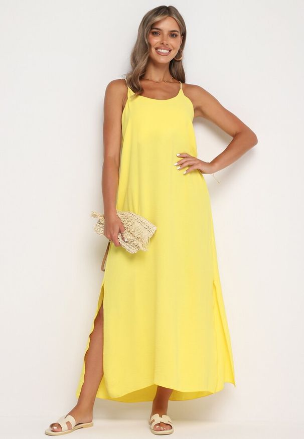 Born2be - Żółta Taliowana Sukienka na Ramiączkach Rivaniell. Okazja: na co dzień, na imprezę. Kolor: żółty. Materiał: jeans. Długość rękawa: na ramiączkach. Typ sukienki: oversize. Styl: casual, elegancki
