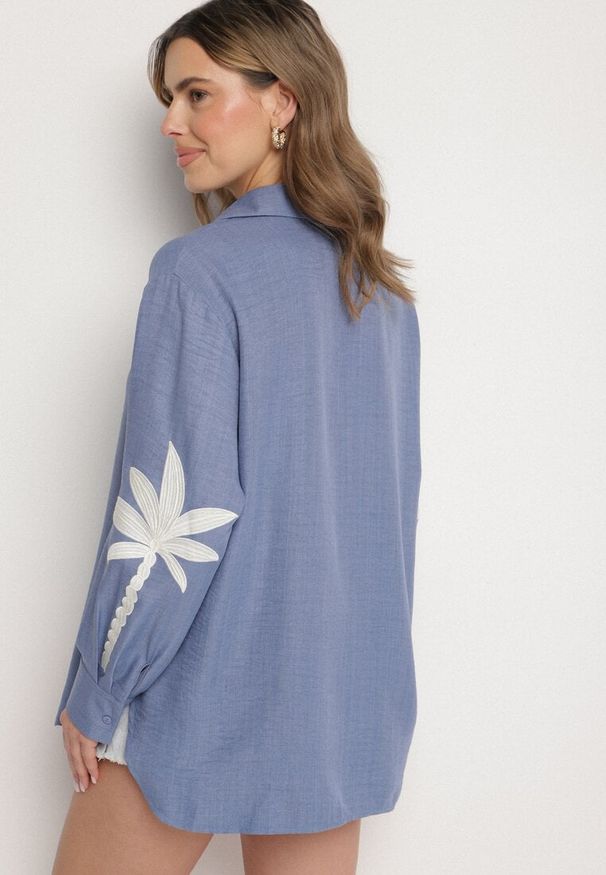 Born2be - Niebieska Koszula Ozdobiona Haftem na Rękawach Natiluna. Typ kołnierza: kołnierzyk klasyczny. Kolor: niebieski. Materiał: jeans. Wzór: aplikacja, haft. Styl: klasyczny
