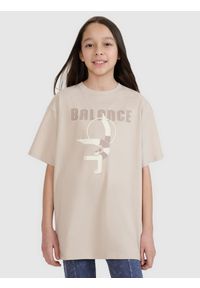 4f - 4F T-shirt oversize z nadrukiem dziewczęcy - beżowy 134 (8-9 lat). Okazja: na co dzień. Kolor: beżowy. Materiał: bawełna, materiał, jersey. Długość rękawa: krótki rękaw. Długość: krótkie. Wzór: nadruk. Sezon: lato. Styl: klasyczny, elegancki, sportowy, casual