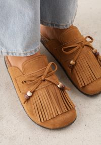 Born2be - Jasnobrązowe Płaskie Klapki Mule Zdobione Frędzlami i Kokardką z Koralikami Petlame. Okazja: na co dzień. Kolor: brązowy. Materiał: jeans, len. Wzór: aplikacja. Sezon: lato. Styl: boho, casual, elegancki #5