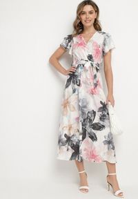 Born2be - Biało-Czarna Sukienka w Kwiaty o Kopertowym Kroju z Wiązanym Paskiem Redanae. Okazja: na co dzień. Kolor: czarny. Wzór: kwiaty. Typ sukienki: kopertowe. Styl: casual, elegancki #5