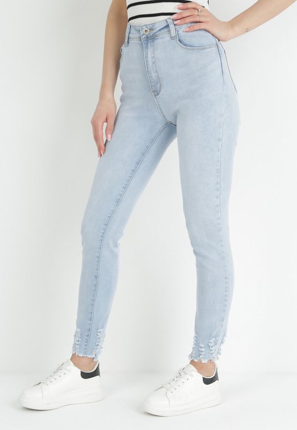 Born2be - Jasnoniebieskie Jeansy Skinny z Regularnym Stanem i Postrzępionymi Nogawkami Gelandra. Okazja: na co dzień. Kolekcja: plus size. Kolor: niebieski. Styl: casual