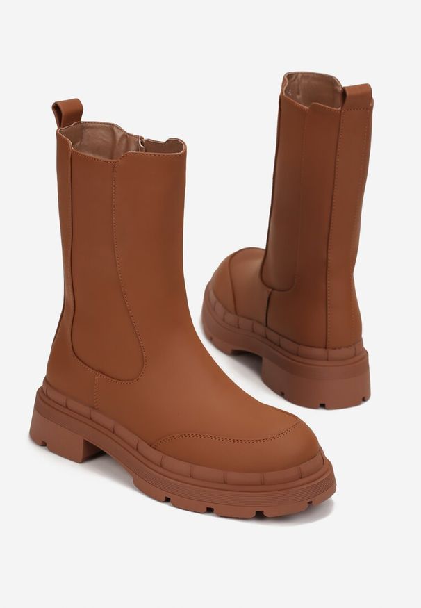 Renee - Brązowe Botki Workery na Grubej Podeszwie Nikomeda. Zapięcie: zamek. Kolor: brązowy. Materiał: dzianina, skóra, jeans. Obcas: na obcasie. Styl: elegancki. Wysokość obcasa: średni