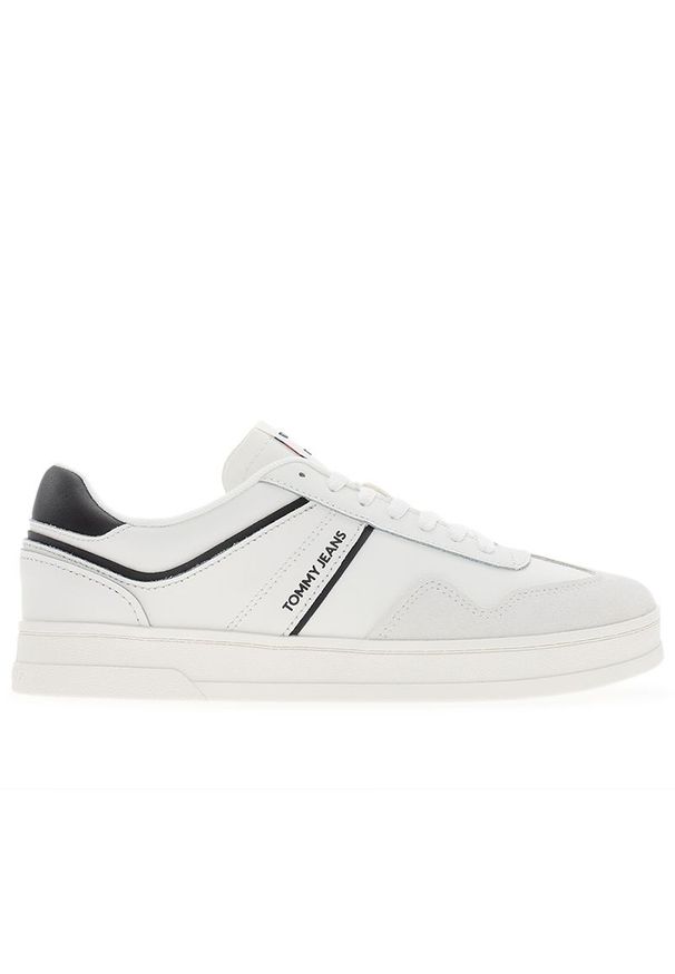 Buty męskie Tommy Jeans The Greenwich EM0EM01571-TCR - białe. Okazja: na co dzień. Zapięcie: sznurówki. Kolor: biały. Materiał: guma, skóra, zamsz. Szerokość cholewki: normalna. Wzór: aplikacja