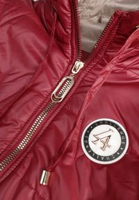 Renee - Czerwona Długa Kamizelka Pikowana z Nieodpinanym Kapturem Ozdobiona Naszywką Kasseda. Okazja: na co dzień. Kolor: czerwony. Materiał: jeans, poliester. Długość: długie. Wzór: aplikacja. Styl: casual #4