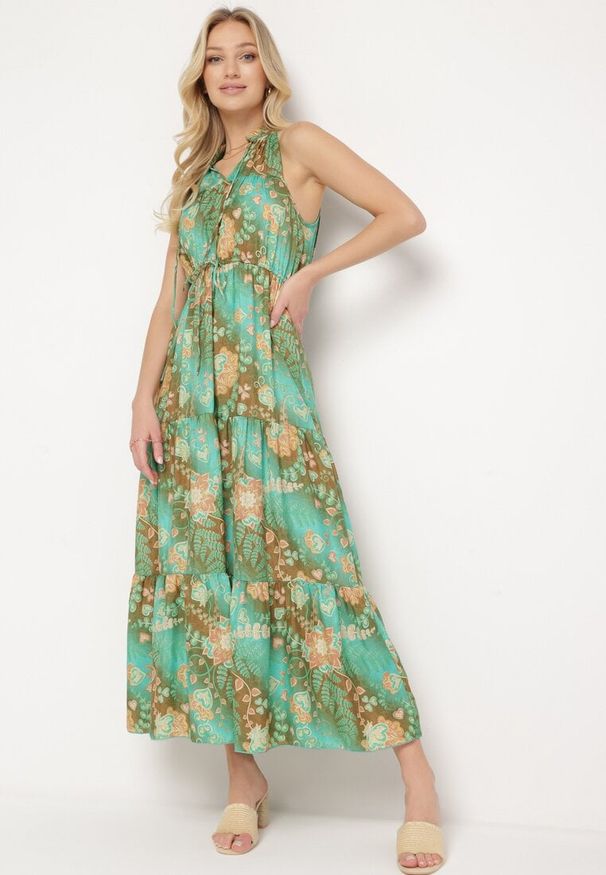 Born2be - Zielona Taliowana Sukienka w Kwiaty z Gumką w Pasie i Wiązaniem przy Szyi Lusaria. Okazja: na co dzień. Kolor: zielony. Materiał: skóra. Długość rękawa: bez rękawów. Wzór: kwiaty. Sezon: wiosna, lato. Styl: casual, elegancki, boho