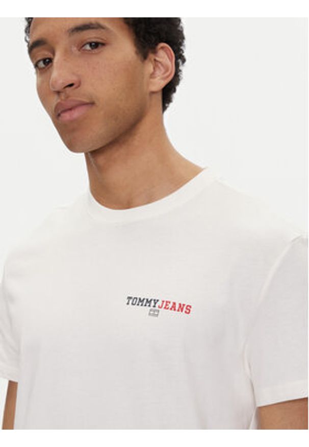 Tommy Jeans T-Shirt Dna Graphic DM0DM20815 Biały Regular Fit. Kolor: biały. Materiał: bawełna