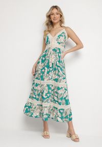 Born2be - Zielona Bawełniana Sukienka Rozkloszowana z Koronką w Tropikalny Wzór Alusela. Okazja: na co dzień. Typ kołnierza: dekolt w serek. Kolor: zielony. Materiał: bawełna, koronka. Długość rękawa: na ramiączkach. Wzór: koronka. Typ sukienki: rozkloszowane. Styl: casual, elegancki #2