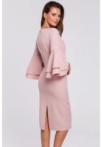 Makover - Sukienka na wesele elegancka z bufiastymi rękawami pudrowa. Okazja: na ślub cywilny, na wesele. Typ sukienki: ołówkowe. Styl: elegancki. Długość: midi #4