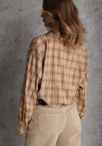 Renee - Beżowa Koszula z Bawełny Typu Crop w Kratę Ozdobiona Marszczeniem Risettes. Okazja: na co dzień. Kolor: beżowy. Materiał: bawełna. Wzór: aplikacja. Styl: casual #4