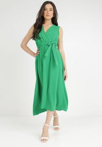 Born2be - Zielona Sukienka Iolaera. Kolor: zielony. Materiał: materiał, tkanina. Długość rękawa: na ramiączkach. Wzór: ażurowy, aplikacja, gładki. Sezon: lato. Typ sukienki: kopertowe. Długość: midi #1