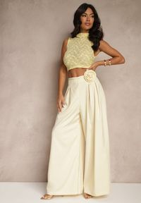 Renee - Żółte Spodnie o Szerokim Kroju High Waist z Kwiatem 3D Firalisse. Okazja: na co dzień. Stan: podwyższony. Kolor: żółty. Wzór: kwiaty. Styl: klasyczny, elegancki, casual