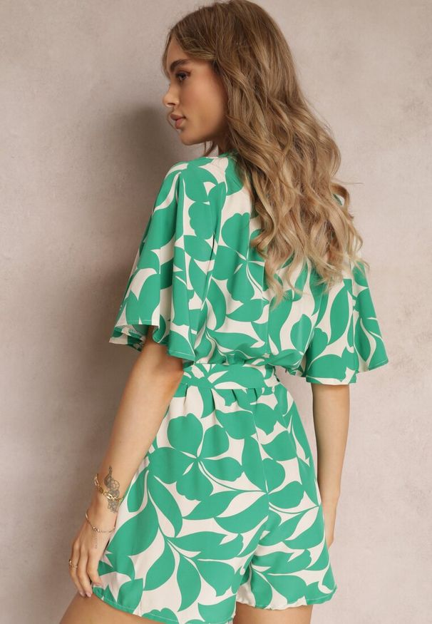 Renee - Zielony Krótki Kombinezon w Kwiaty z Kopertowym Dekoltem i Wiązanym Paskiem Amemori. Kolor: zielony. Długość: krótkie. Wzór: kwiaty