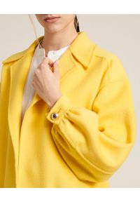 Luisa Spagnoli - LUISA SPAGNOLI - Żółty płaszcz Videoclip. Okazja: na co dzień. Kolor: żółty. Materiał: bawełna. Długość rękawa: długi rękaw. Długość: długie. Styl: klasyczny, casual #2