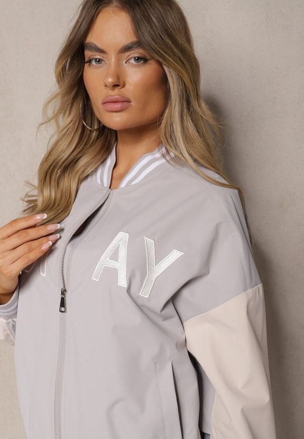 Renee - Szara Kurtka Oversize o Fasonie Bomberki na Suwak z Ozdobnym Napisem Irithre. Okazja: na co dzień. Kolor: szary. Materiał: jeans. Wzór: napisy. Styl: casual, elegancki