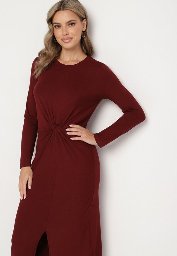 Born2be - Bordowa Sukienka Ozdobiona Węzłem i Wycięciem z Boku Zeiiel. Okazja: na spotkanie biznesowe. Kolor: czerwony. Wzór: aplikacja. Styl: biznesowy, klasyczny, elegancki