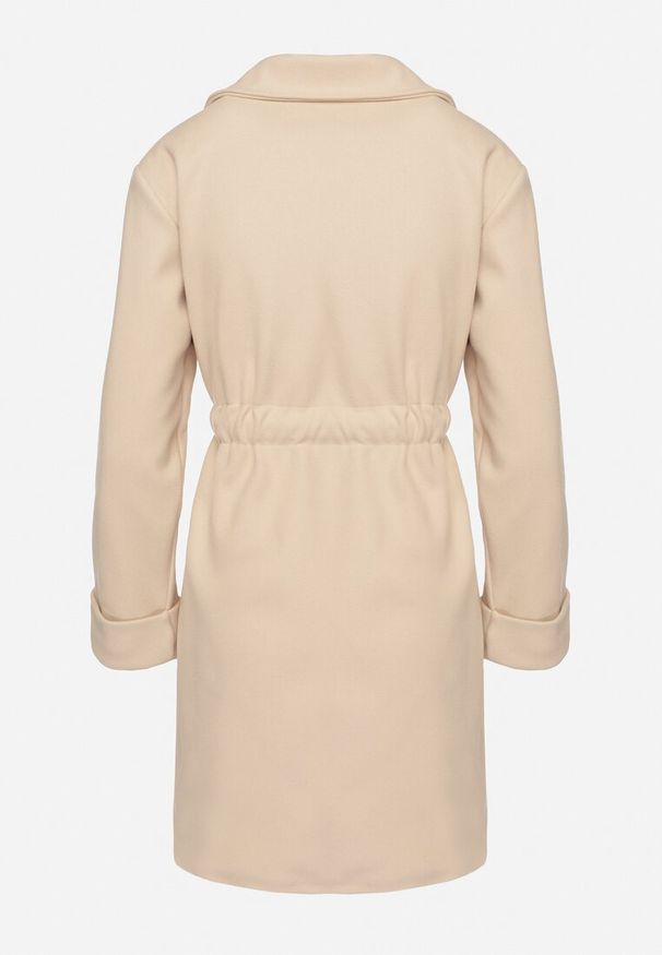 Born2be - Beżowy Płaszcz o Szlafrokowym Kroju z Marszczeniem w Talii i Wiązanym Paskiem Sartissa. Okazja: na co dzień. Kolor: beżowy. Materiał: jeans. Długość rękawa: długi rękaw. Długość: długie. Styl: elegancki, casual, klasyczny