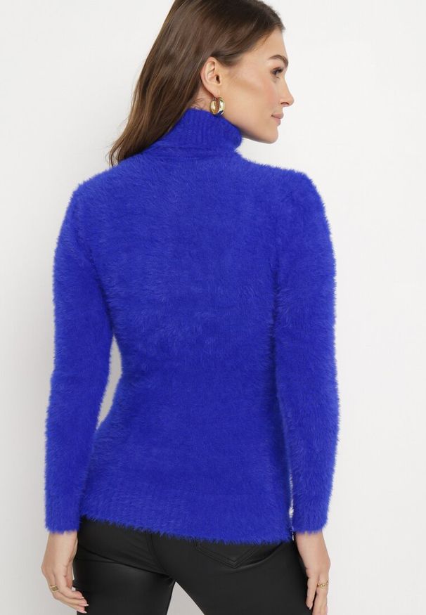 Born2be - Granatowy Elastyczny Golf z Wełną i Ściągaczami Ozdobiony Długim Włosem Alussone. Typ kołnierza: golf. Kolor: niebieski. Materiał: wełna. Długość rękawa: długi rękaw. Długość: długie. Wzór: aplikacja