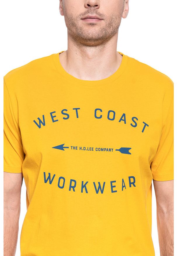 Lee - T-SHIRT MĘSKI LEE WORKWEAR TEE REGULAR FIT GOLDEN YELLOW L60BFENF 112113248