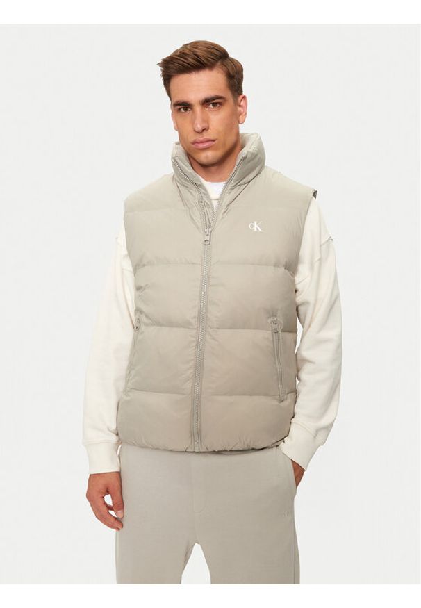 Calvin Klein Jeans Bezrękawnik Essentials J30J325901 Beżowy Regular Fit. Kolor: beżowy. Materiał: syntetyk. Długość rękawa: bez rękawów