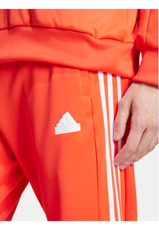 Adidas - adidas Spodnie dresowe House of Tiro IW3581 Pomarańczowy Regular Fit. Kolor: pomarańczowy. Materiał: bawełna