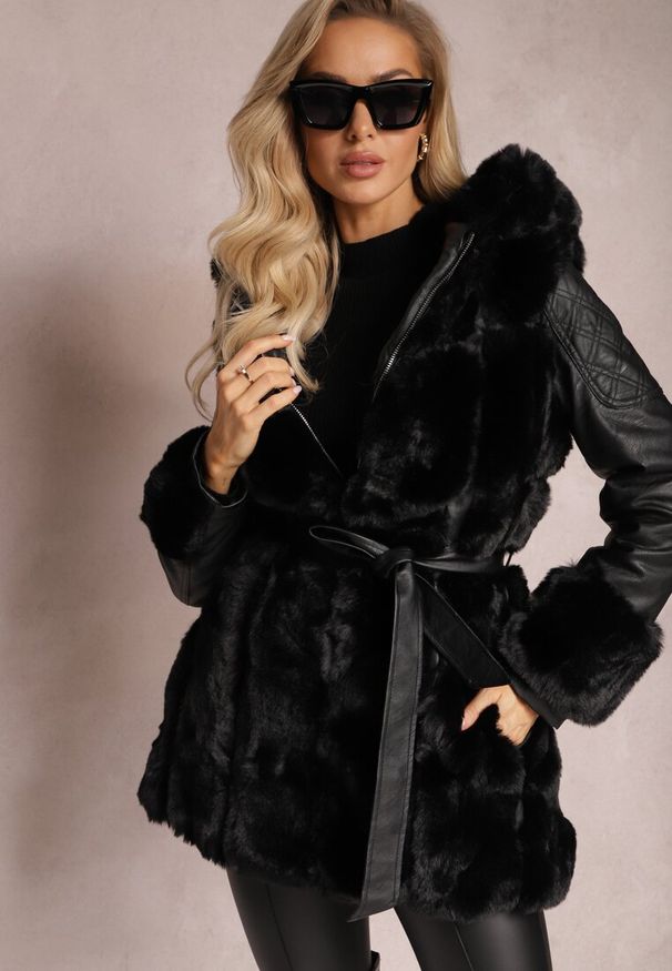 Renee - Czarna Kurtka z Kapturem z Imitacji Skóry i Futerka Cesse. Typ kołnierza: kaptur. Kolor: czarny. Materiał: skóra, futro. Styl: elegancki