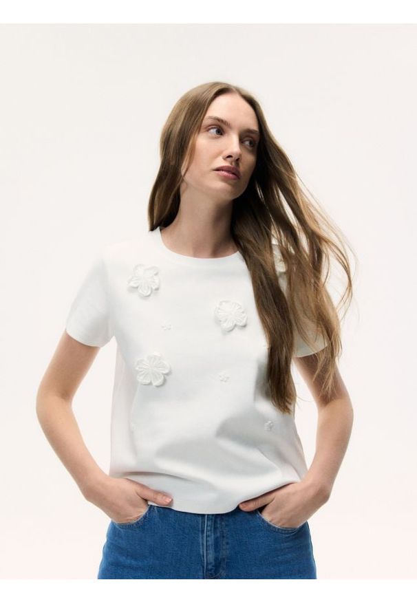 Reserved - T-shirt z kwiatową aplikacją - złamana biel. Materiał: dzianina, bawełna. Wzór: aplikacja, kwiaty