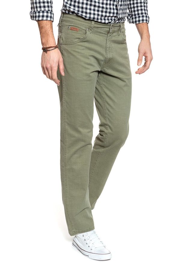 Wrangler - WRANGLER SPODNIE MĘSKIE TEXAS MOSS GREEN W12197330 112126078. Stan: podwyższony. Materiał: materiał