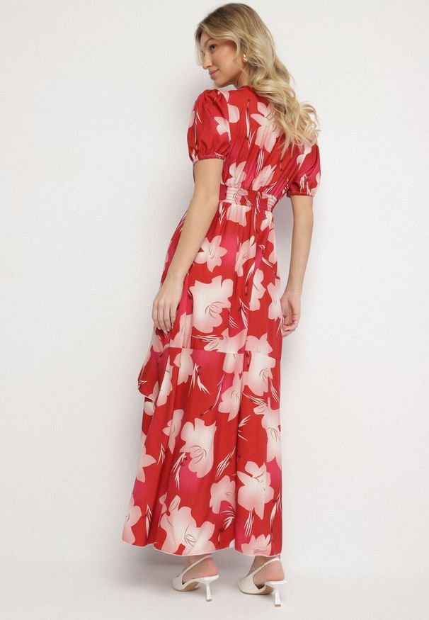 Born2be - Czerwona Sukienka z Kopertowym Wzorem i Falbanką w Kwiaty Tdivena. Okazja: na co dzień. Kolor: czerwony. Wzór: kwiaty. Typ sukienki: kopertowe. Styl: elegancki, casual