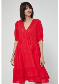 medicine - Medicine sukienka kolor czerwony mini rozkloszowana. Kolor: czerwony. Materiał: tkanina. Długość rękawa: krótki rękaw. Wzór: gładki. Typ sukienki: rozkloszowane. Długość: mini