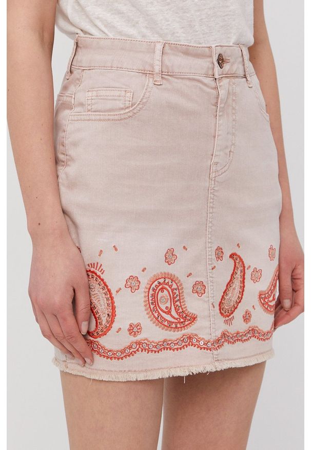 Desigual - Spódnica jeansowa. Okazja: na co dzień. Kolor: różowy. Materiał: jeans. Wzór: aplikacja. Styl: casual