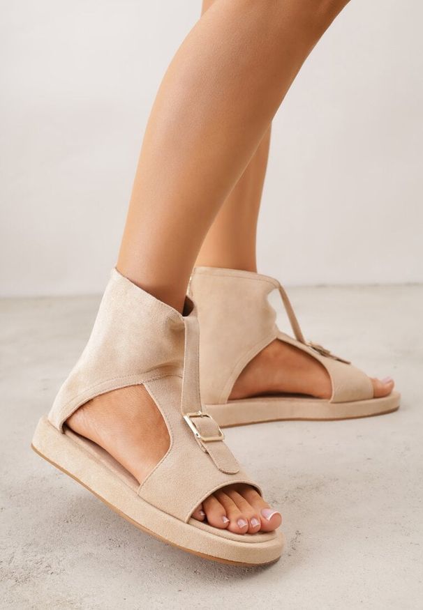 Renee - Beżowe Sandały Typu Botki Ozdobione Metaliczną Klamrą z Przodu Adrasaia. Zapięcie: klamry. Kolor: beżowy. Wzór: aplikacja. Sezon: lato