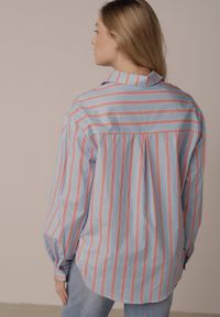 Born2be - Niebieska Bawełniana Koszula o Kroju Oversize Ozdobiona Pionowymi Paskami Ulialia. Okazja: na co dzień. Kolor: niebieski. Materiał: bawełna. Wzór: aplikacja. Styl: casual, klasyczny #6
