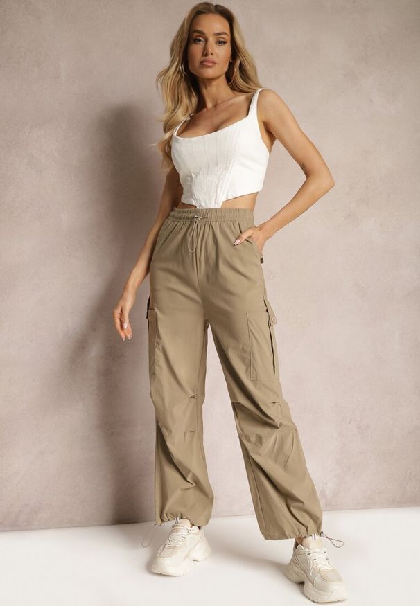 Renee - Ciemnobeżowe Szerokie Spodnie High Waist w Stylu Bojówek Wykończone Gumką w Talii Ellcara. Okazja: na co dzień. Stan: podwyższony. Kolor: beżowy. Materiał: satyna. Wzór: moro. Styl: elegancki, sportowy, militarny, wizytowy, casual