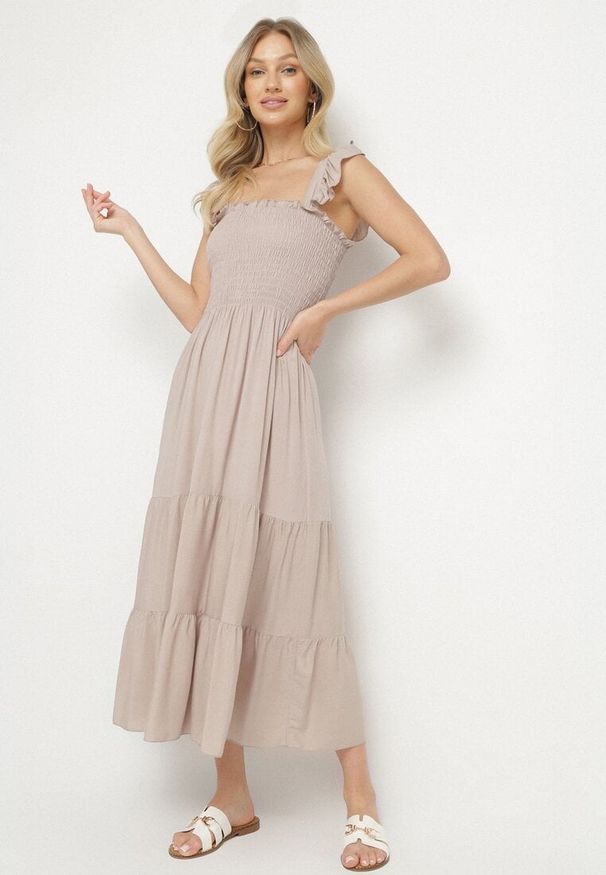 Born2be - Beżowa Rozkloszowana Bawełniana Sukienka na Ramiączkach z Gumkami i Falbanką Mevesta. Okazja: na spacer. Typ kołnierza: kołnierz z falbankami, dekolt kwadratowy. Kolor: beżowy. Materiał: bawełna. Długość rękawa: na ramiączkach