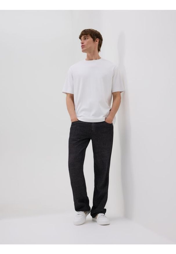 Reserved - Jeansy straight fit - czarny. Kolor: czarny