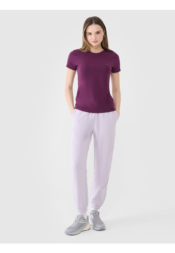 4f - 4F T-shirt slim gładki damski - fioletowy XS. Okazja: na co dzień. Typ kołnierza: dekolt w serek. Kolor: fioletowy. Materiał: dzianina, bawełna, jersey, materiał, skóra, elastan. Długość rękawa: krótki rękaw. Długość: krótkie. Wzór: gładki. Styl: klasyczny, sportowy, casual